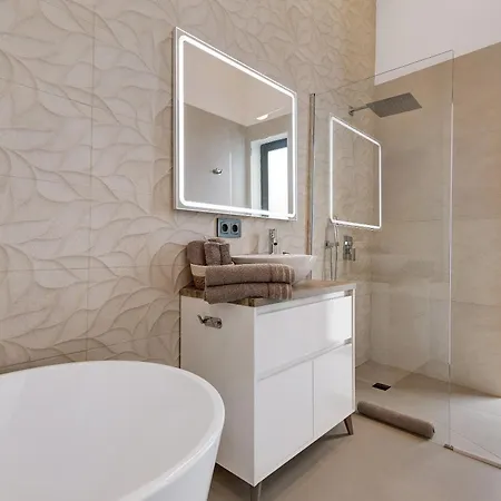 Enora Villa *
